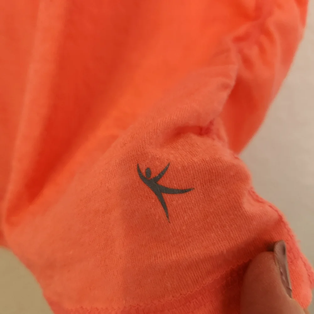Danskin Coral Short-Sleeve V-Neck Active Tee w/ Side Ruching, Size S - Picture 4 of 7